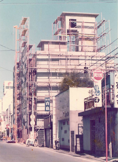 エレベーター付き3階建て店舗兼自宅を建設